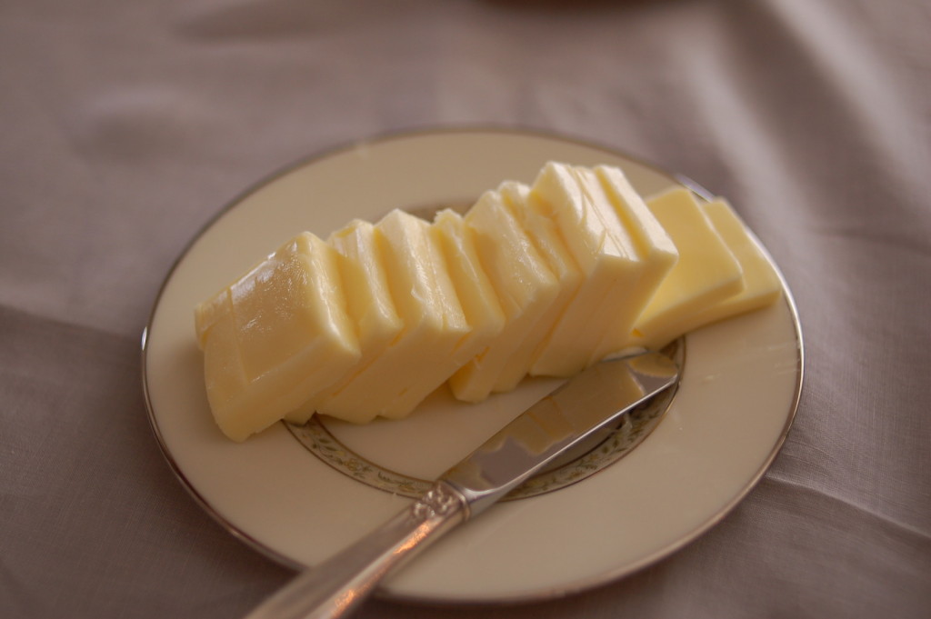 Butter_with_a_butter_knife